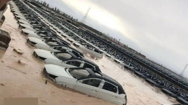 تصاویر منتشر شده از انبار شرکت مدیران خودرو در کرمان نشان می‌دهد انبار این شرکت بر اثر بارش باران و ایجاد سیلاب دچار آب گرفتگی شده و خودروهای ام وی ام گرفتار سیلاب شده اند.